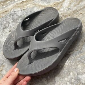 Oofos OORIGINAL SANDAL SLATE Gray Men’s 6 Women’s 8 running recovery sandal shoe